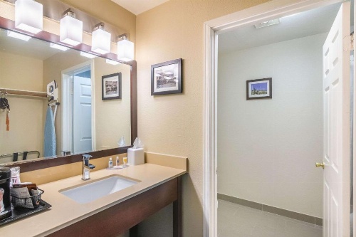 Comfort Inn & Suites image 12